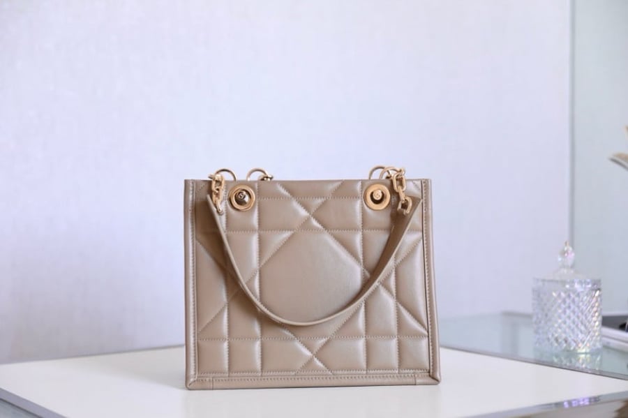ديور ESSENTIAL TOTE مقاس26.5cm