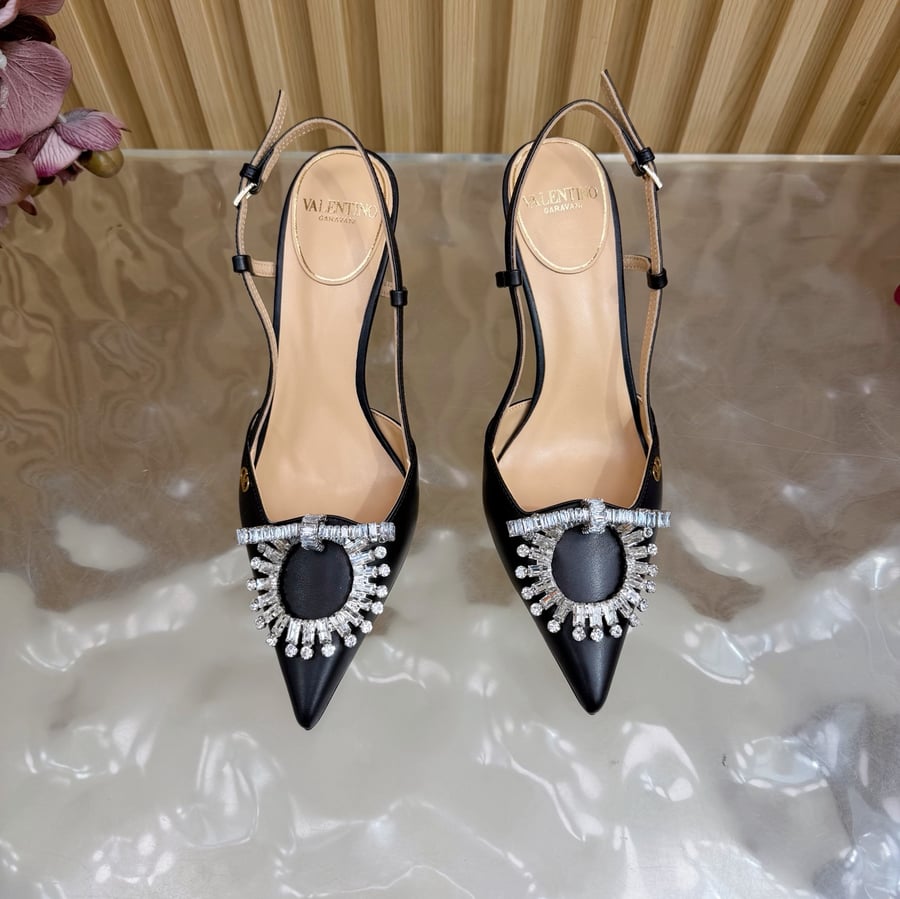 حذاء بكعب مفتوح من الخلف من الجلد مزين بالكريستال من Valentino Garavani VLogo Signature باللون الأسود