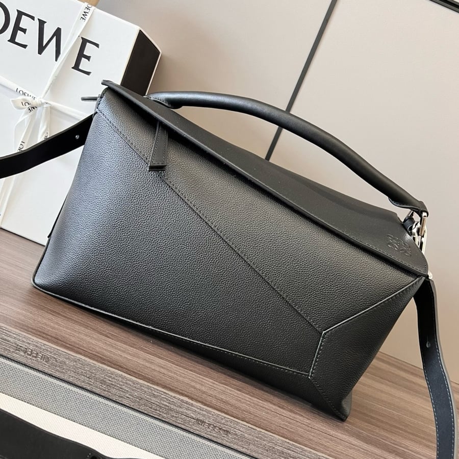 حقيبة Loewe Small Puzzle من جلد العجل الناعم باللون الأسود