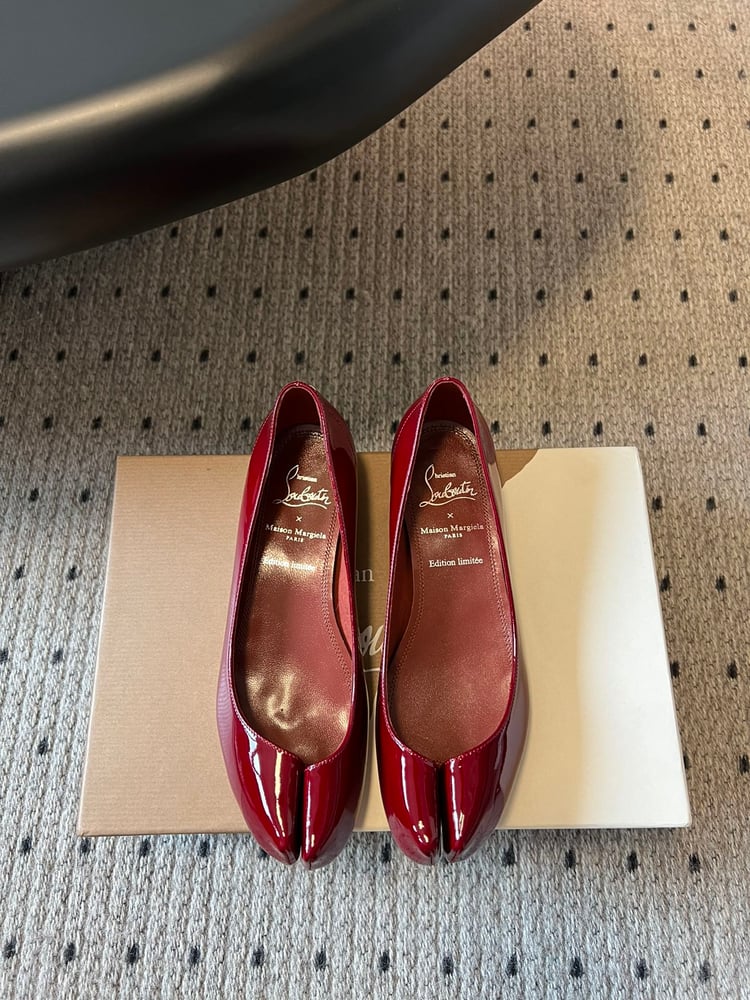 حذاء مسطح بفتحة أمامية من CL x Maison Margiela بلون احمر