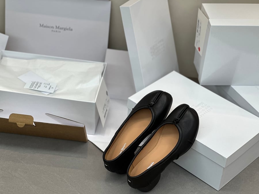 أحذية الباليه المسطحة ذات الكعب المتوسط ​​والمطوية من Maison Margiela بلون اسود