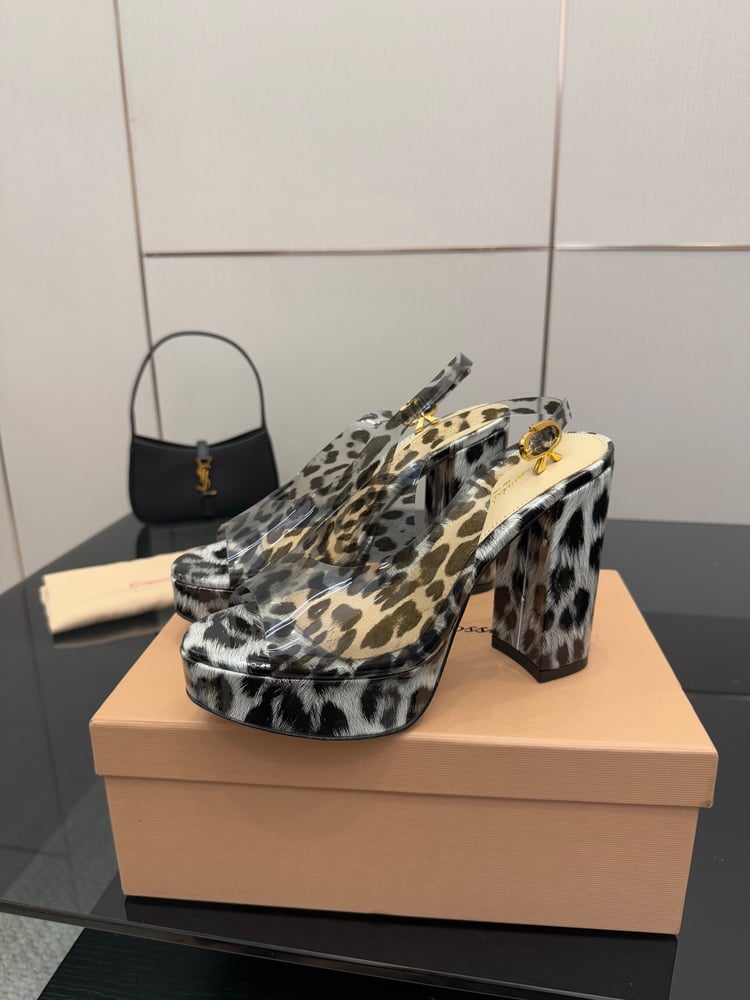 صنادل جديدة من Gianvito Rossi