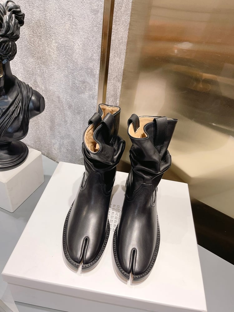 أحذية Martin Margiela ذات وبر مع تجاعيد طبيعية