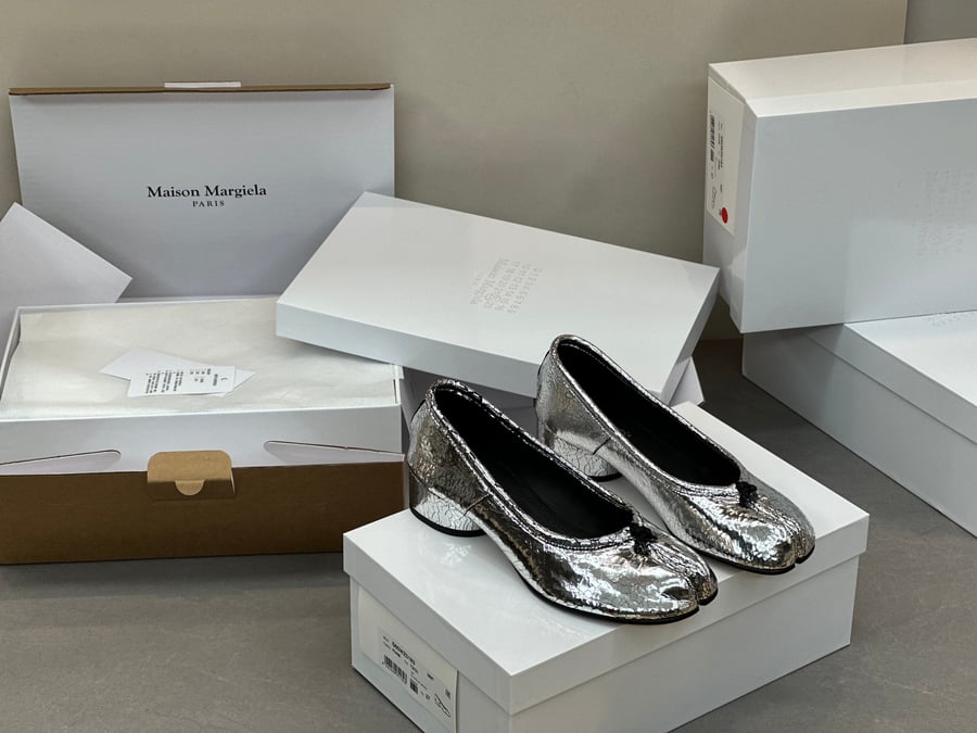أحذية الباليه المسطحة ذات الكعب المتوسط ​​والمطوية من Maison Margiela بلون فضي