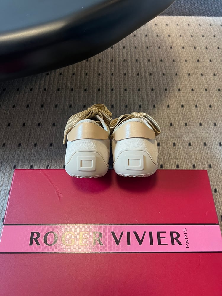 أحذية Dexun الكاجوال الجديدة من Roger Vivier