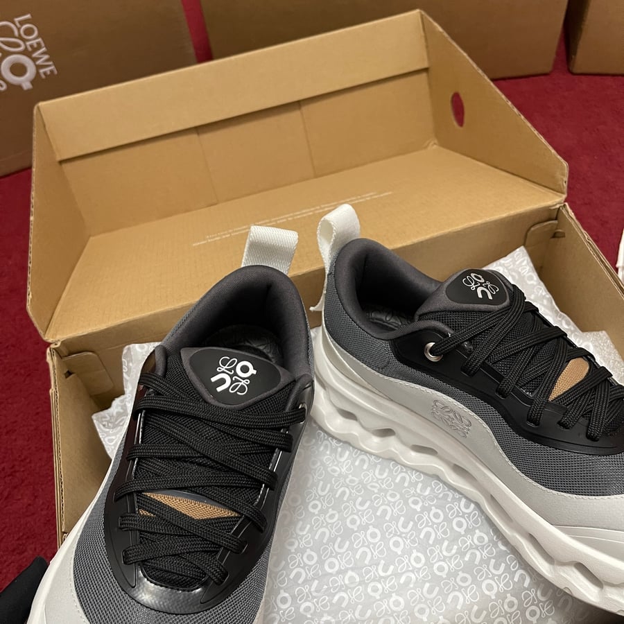 حذاء رياضي Loewe x On Cloudtilt 2.0 باللونين الأبيض والأسود