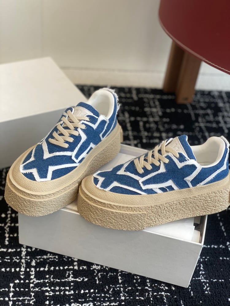 حذاء رياضي Maison Margiela ذو نعل سميك باللون الأزرق