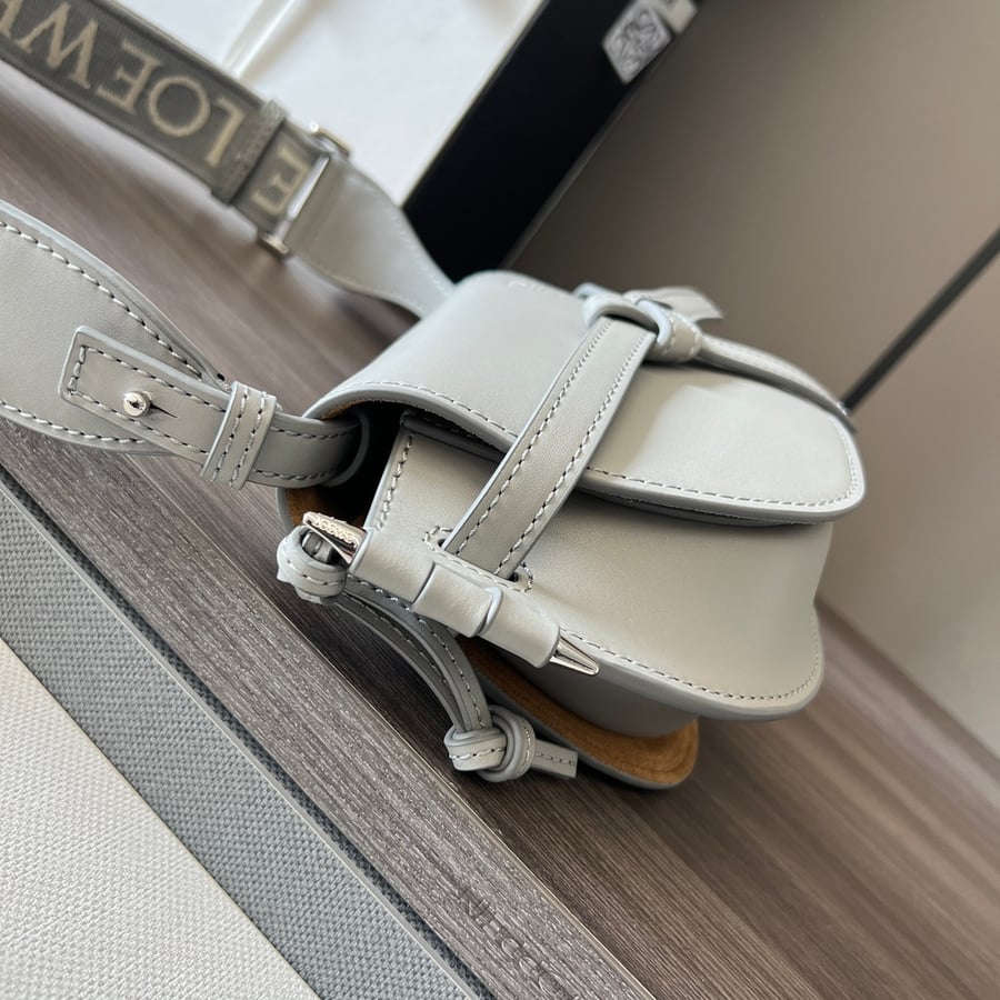 حقيبة mini Gate Dual من جلد البقر الطبيعي المرن ابيض\رمادي