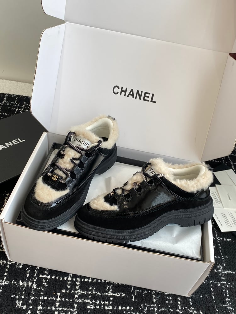 أحذية CHANEL الرياضية الجديدة