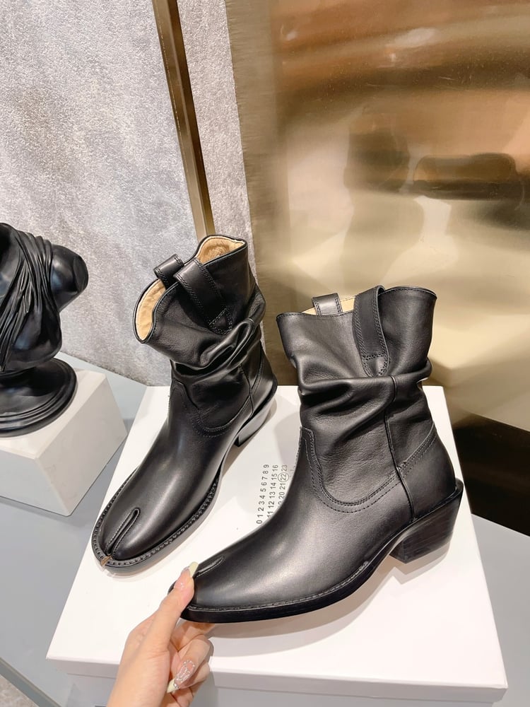 أحذية Martin Margiela ذات وبر مع تجاعيد طبيعية