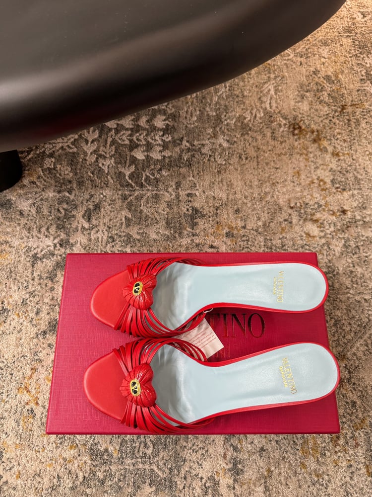 صندل جلدي من Valentino Garavani Royal Heart VLogo باللون الأحمر