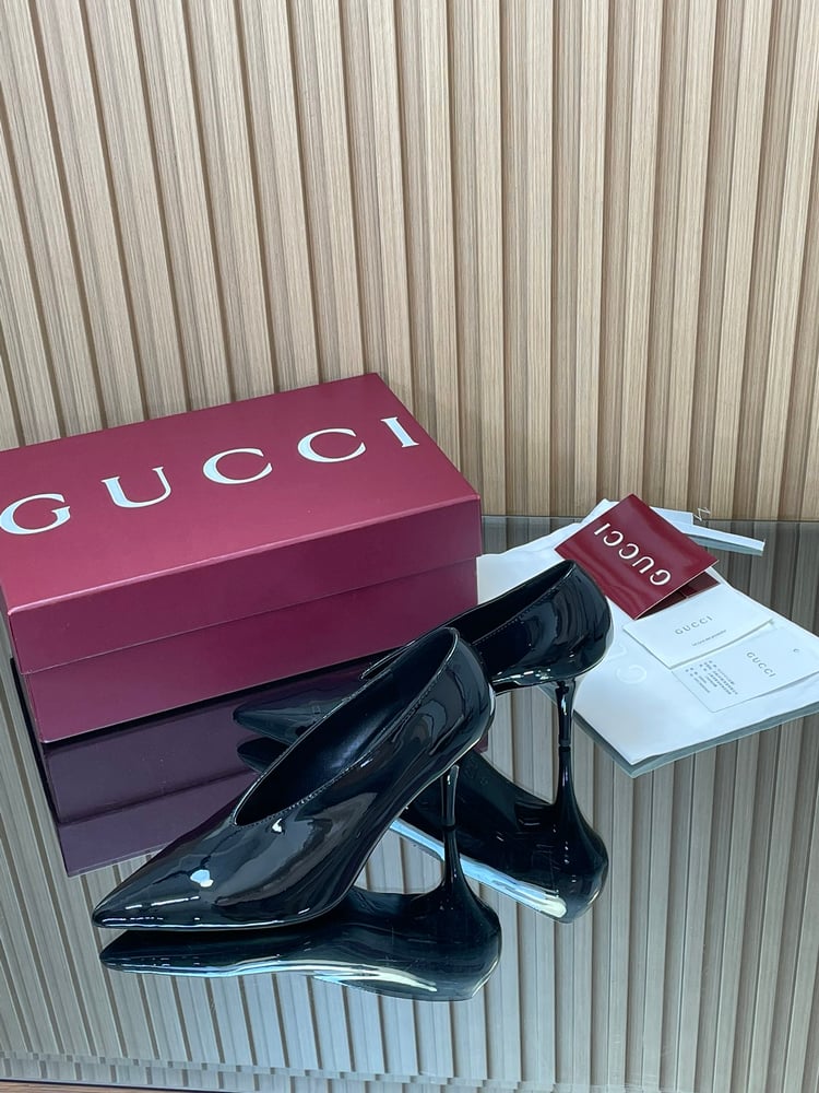 أحذية Gucci ذات الكعب العالي من الجلد اللامع على شكل حرف V بلون اسود