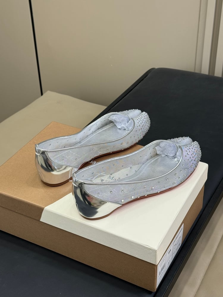 حذاء مسطح من Maison Margiela x Christian Louboutin Tabi باللون الفضي