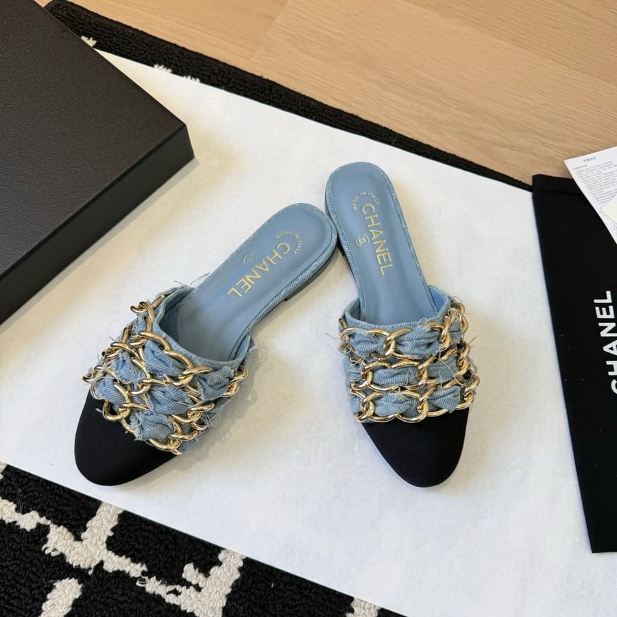 صندل شانيل مسطح بكعب عالٍ وسلسلة كبيرة