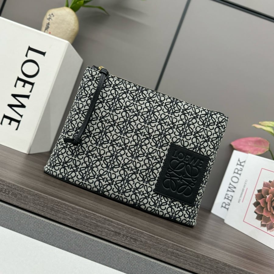 حقيبة Loewe Anagram Jacquard Oblong Pouch باللون الأسود