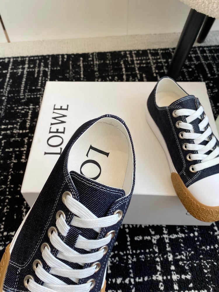 حذاء رياضي Terra Vulca جديد من Loewe