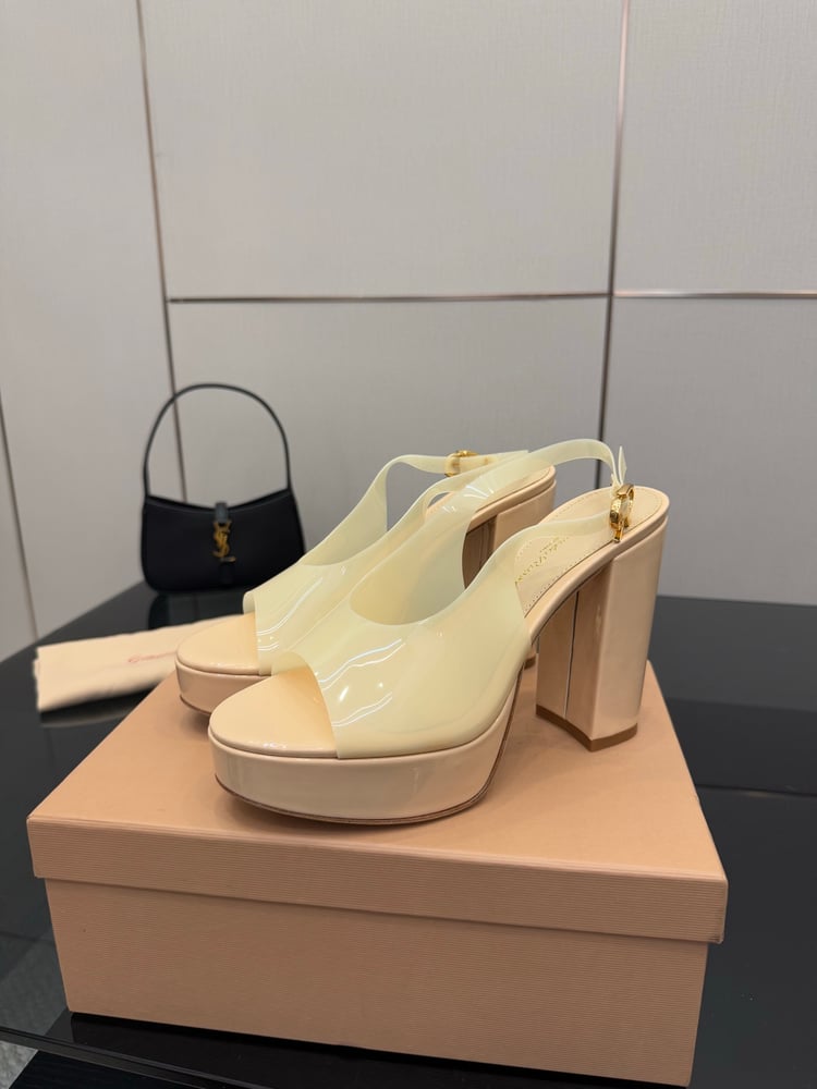صنادل جديدة من Gianvito Rossi