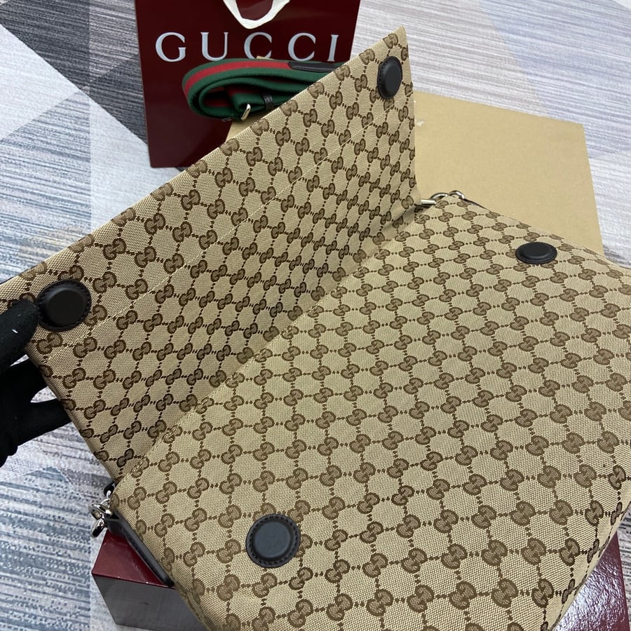 حقيبة كروس كبيرة بنمط GG من غوتشي باللون البيج