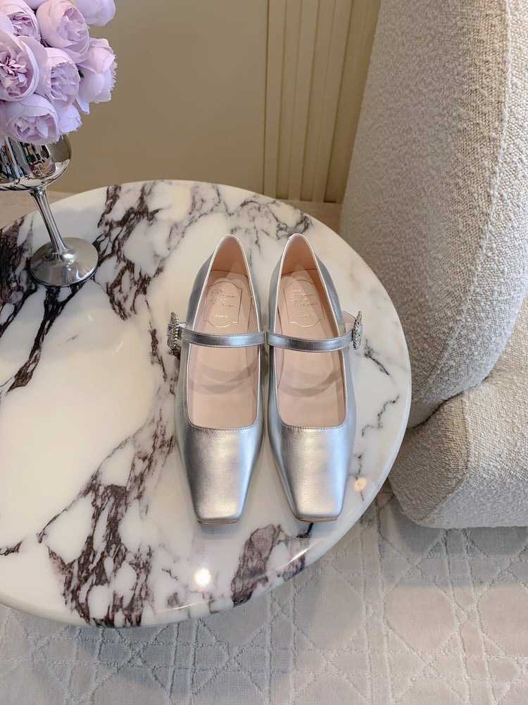 حذاء ماري جين الجديد ذو الإبزيم الماسي Roger Vivier