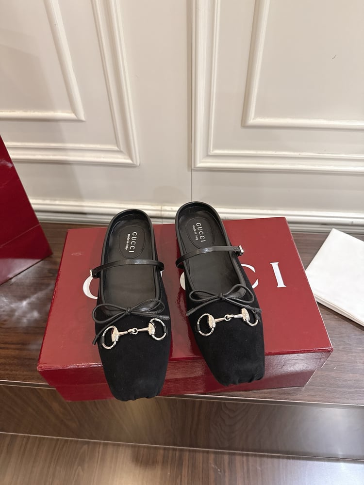 حذاء ميول نسائي من سلسلة Gucci Horsebit بلون اسود