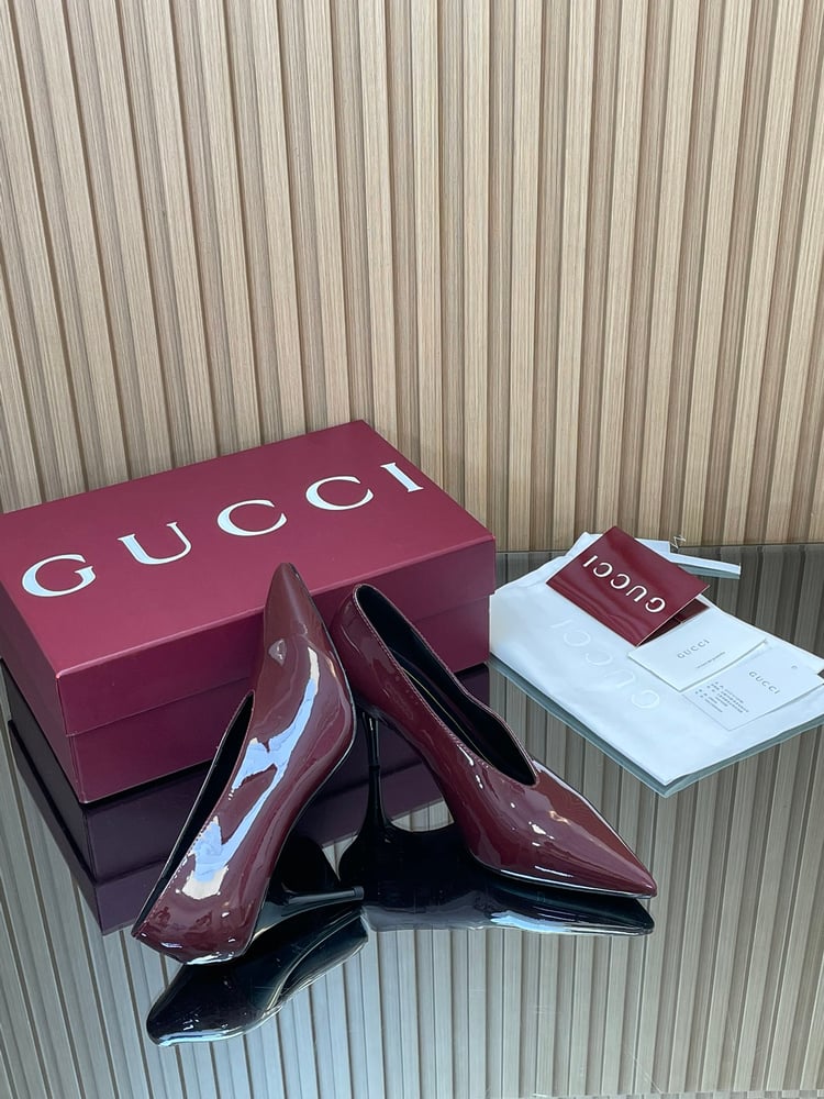 أحذية Gucci ذات الكعب العالي من الجلد اللامع على شكل حرف V بلون عنابي