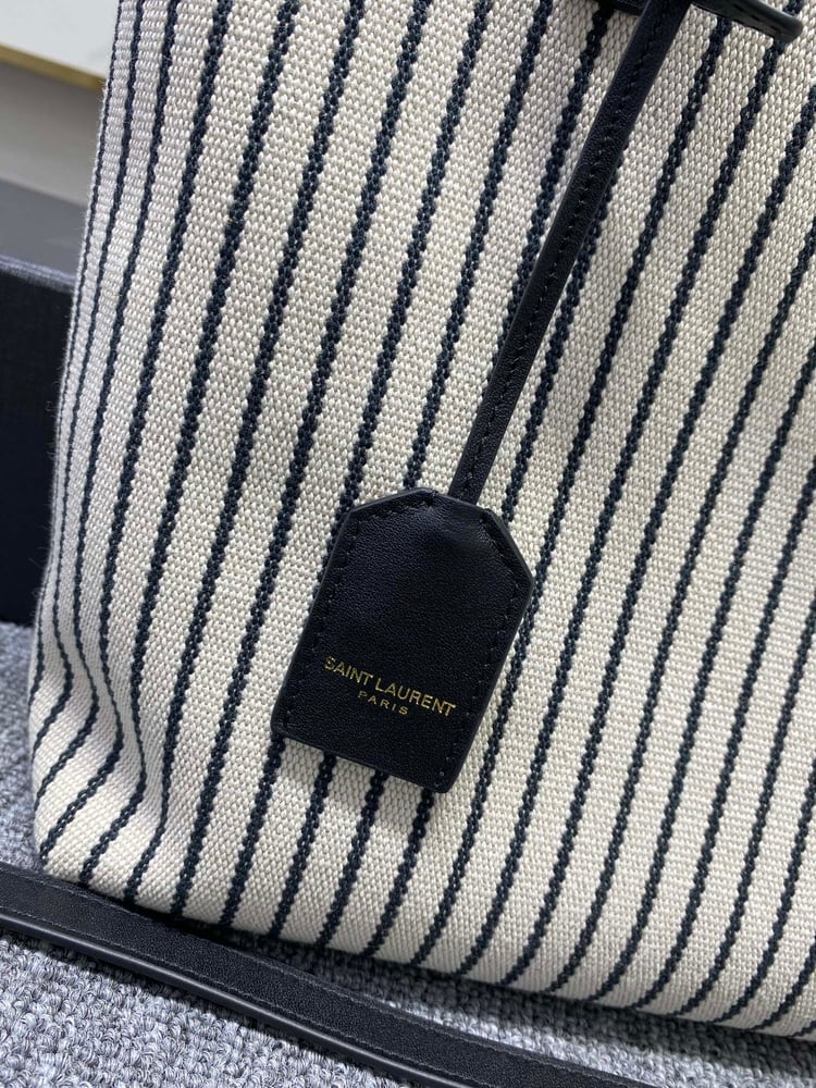 حقيبة توت جديدة من Saint Laurent
