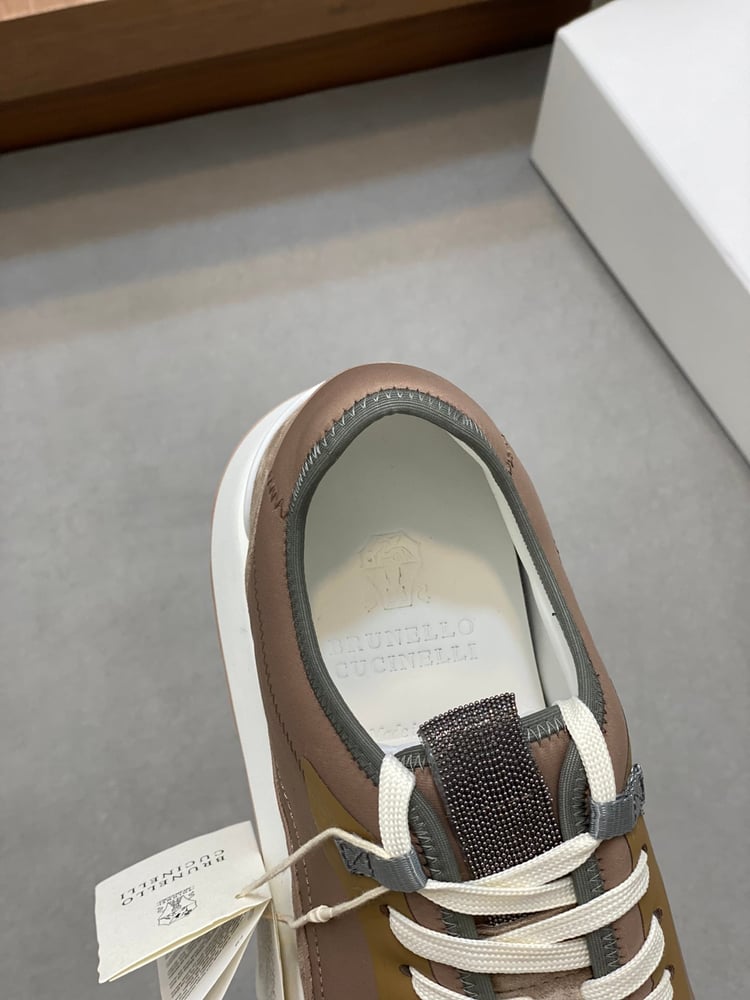 حذاء رياضي محبوك من Brunello Cucinelli باللون البني