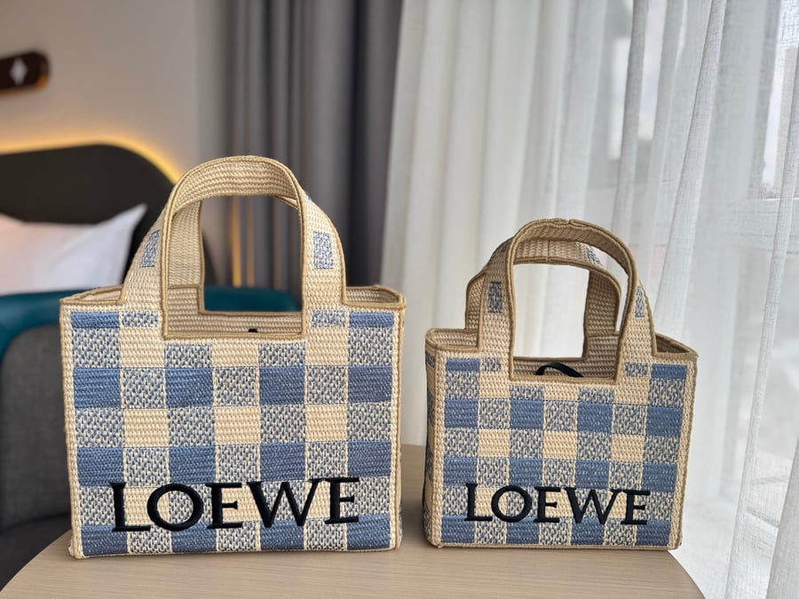 حقيبة تسوق من القش مطرزة بشعار Loewe