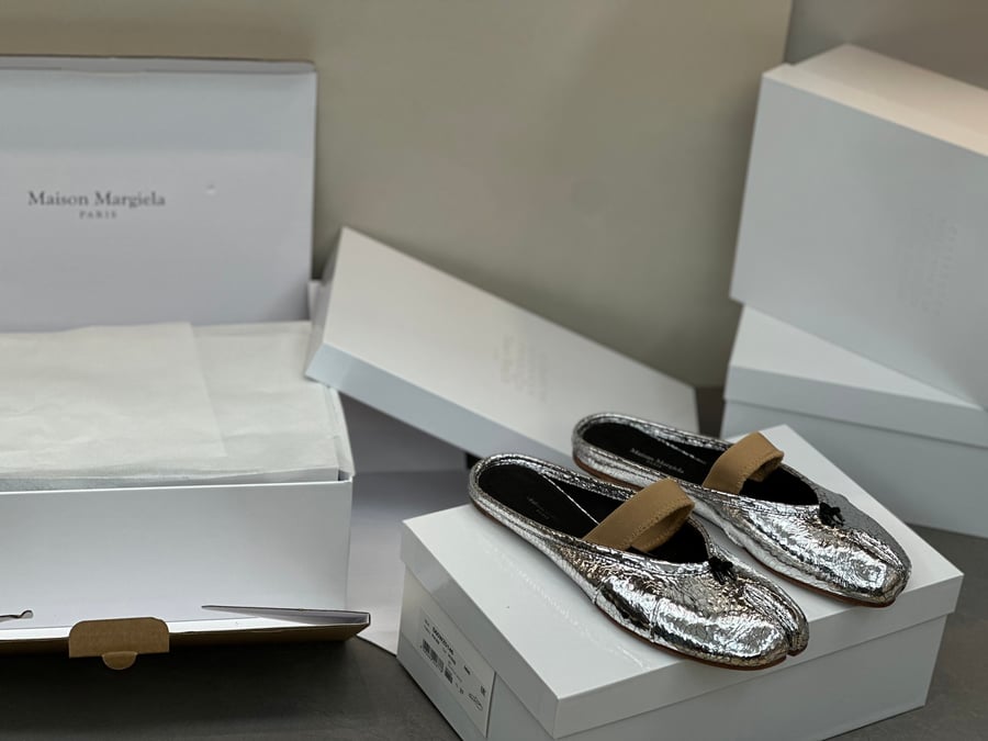 أحذية الباليه المسطحة ذات الكعب المتوسط ​​والمطوية من Maison Margiela بلون فضي