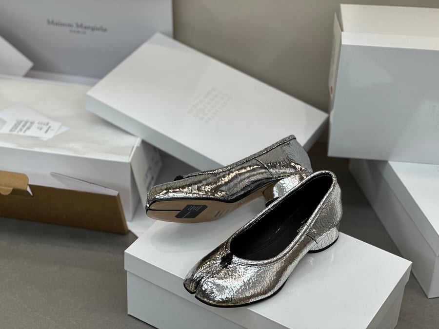 أحذية الباليه المسطحة ذات الكعب المتوسط ​​والمطوية من Maison Margiela بلون فضي