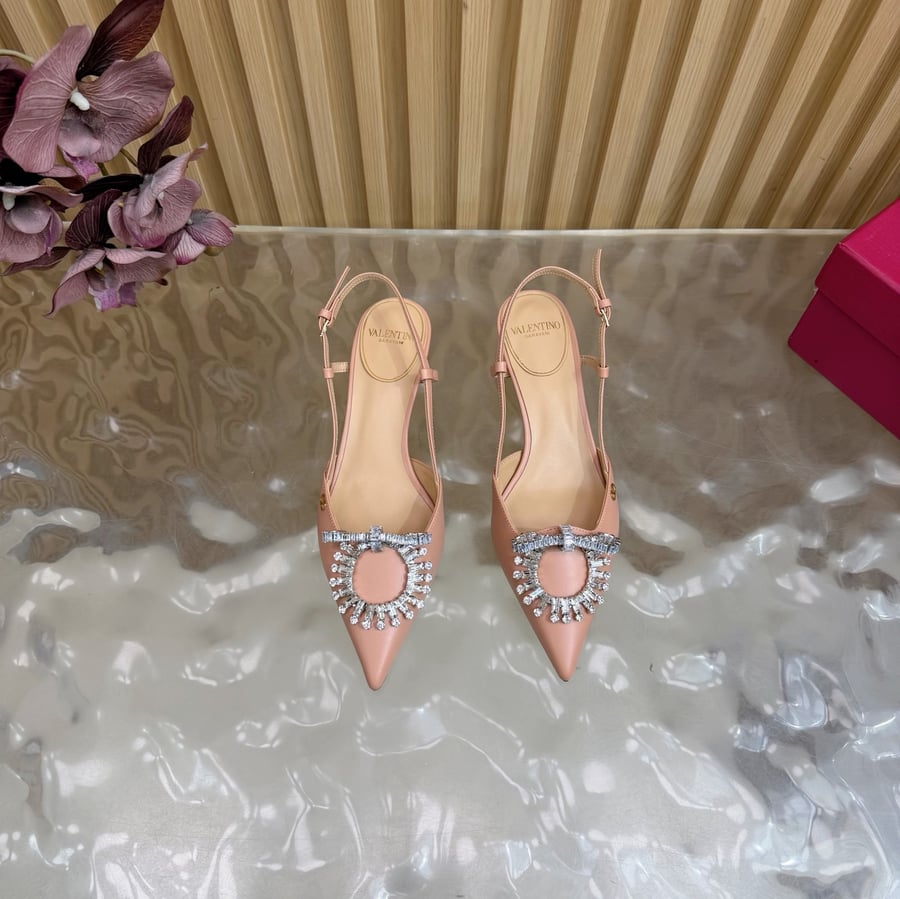 حذاء بكعب عالٍ من الجلد مزين بالكريستال من Valentino Garavani VLogo Signature باللون البيج