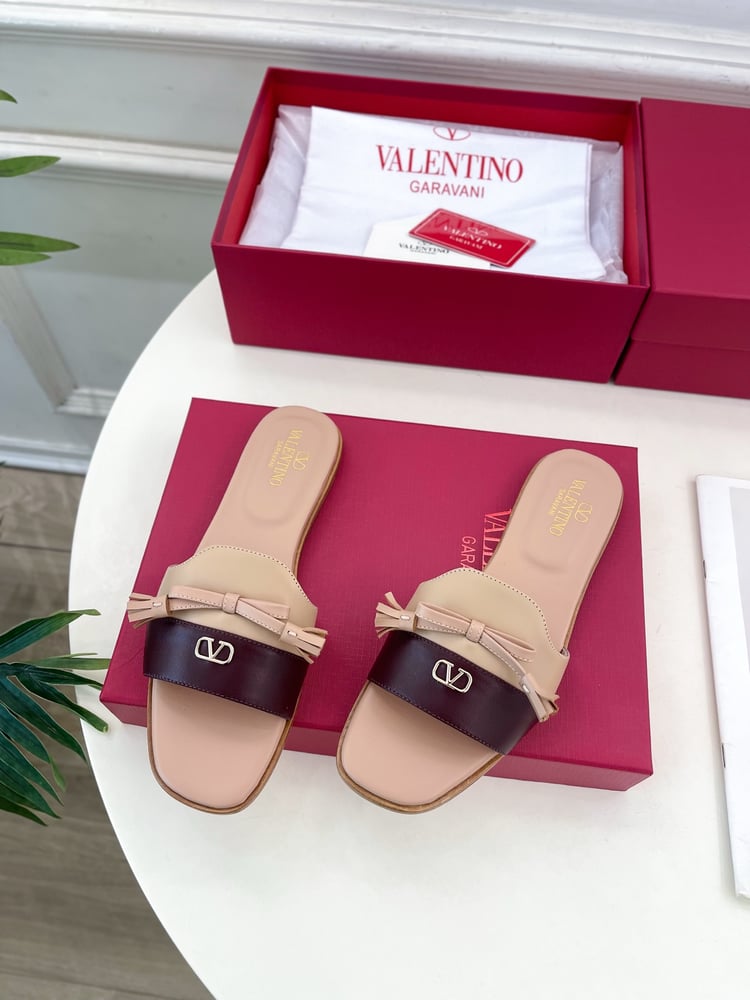 صنادل فالنتينو من مجموعة V-Buckle Bowknot باللون البيج