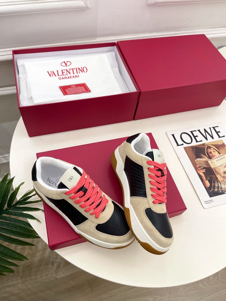 حذاء Valentino Garavani Upvillage Crosta باللون الأبيض/الأسود