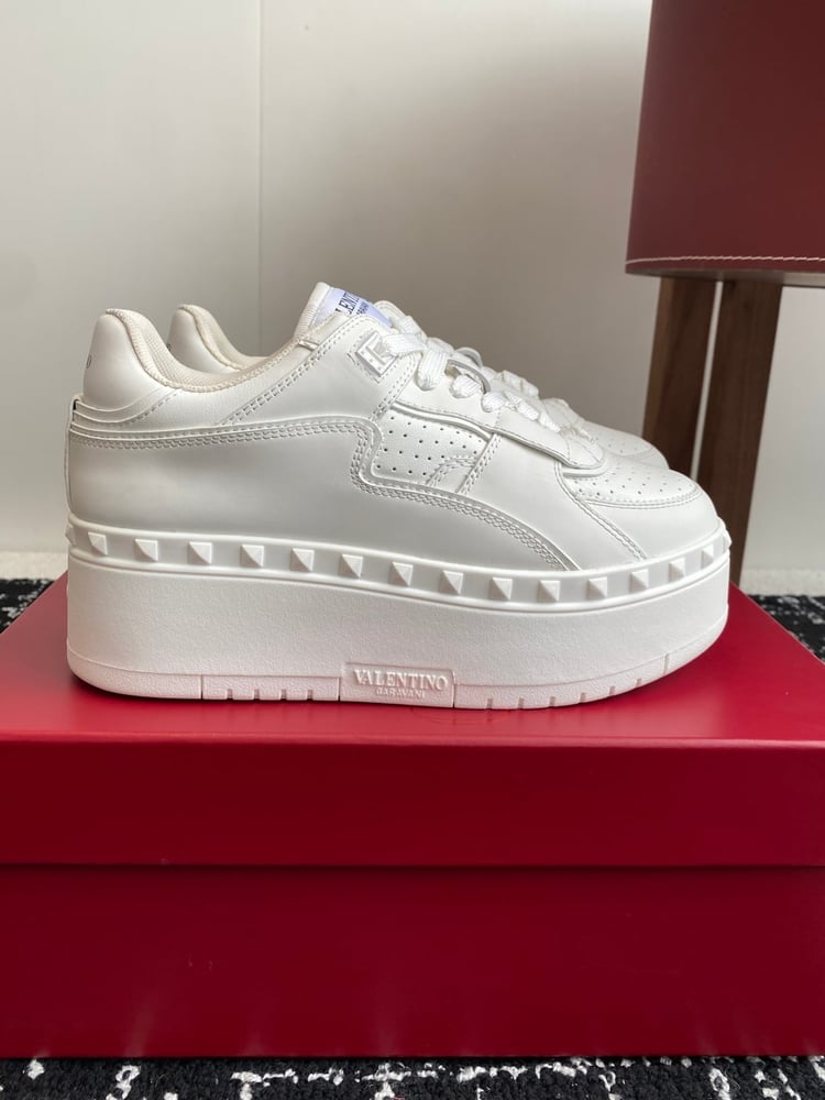 حذاء رياضي أبيض من Valentino Garavani Freedots