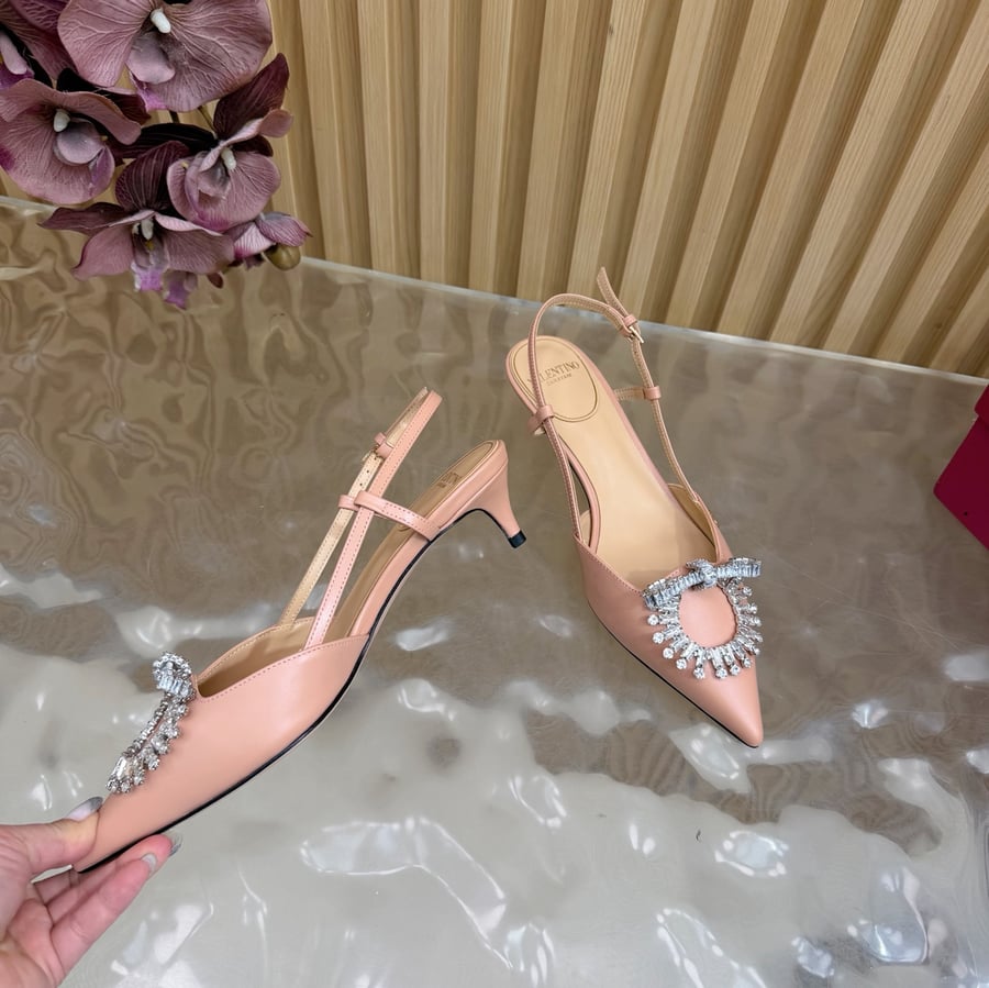 حذاء بكعب عالٍ من الجلد مزين بالكريستال من Valentino Garavani VLogo Signature باللون البيج