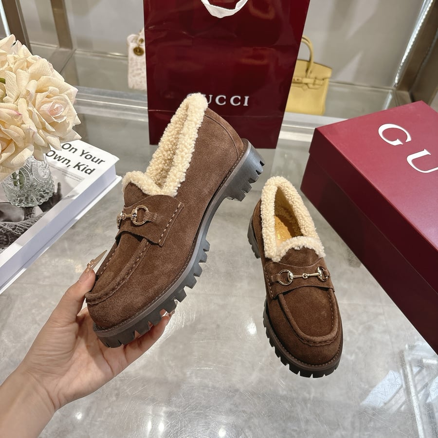 حذاء غوتشي سيلك من جلد الغزال مزين بفرو الشيرلينغ باللون البني الداكن