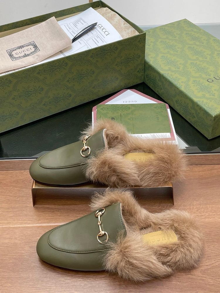 حذاء لوفر Gucci Classic Princetown المبطن بالفرو باللون الأخضر