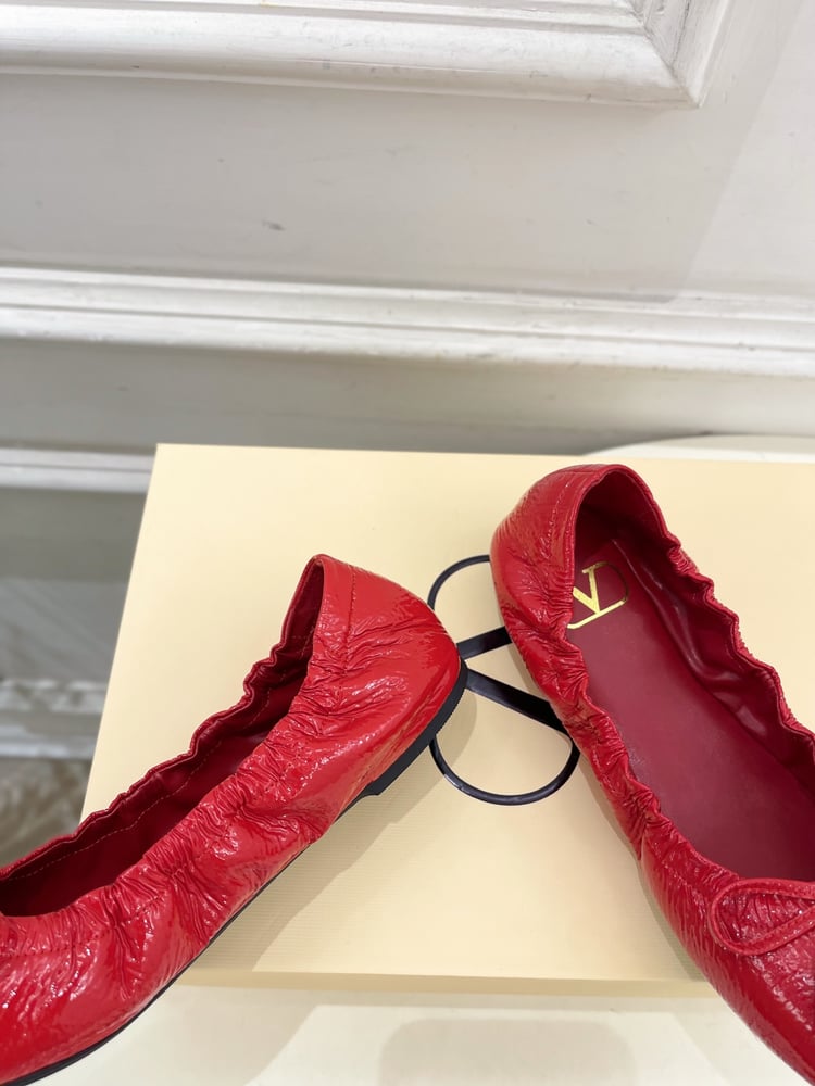 حذاء باليه مسطح من Valentino VT Bow باللون الأحمر