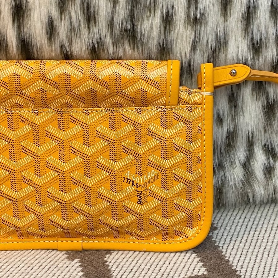 حقيبة كتف Goyard Plumet Pouch Wallet Herringbone باللون الأصفر
