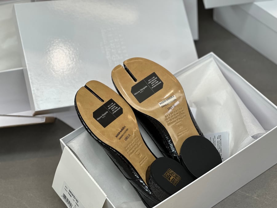 أحذية الباليه المسطحة ذات الكعب المتوسط ​​والمطوية من Maison Margiela بلون اسود