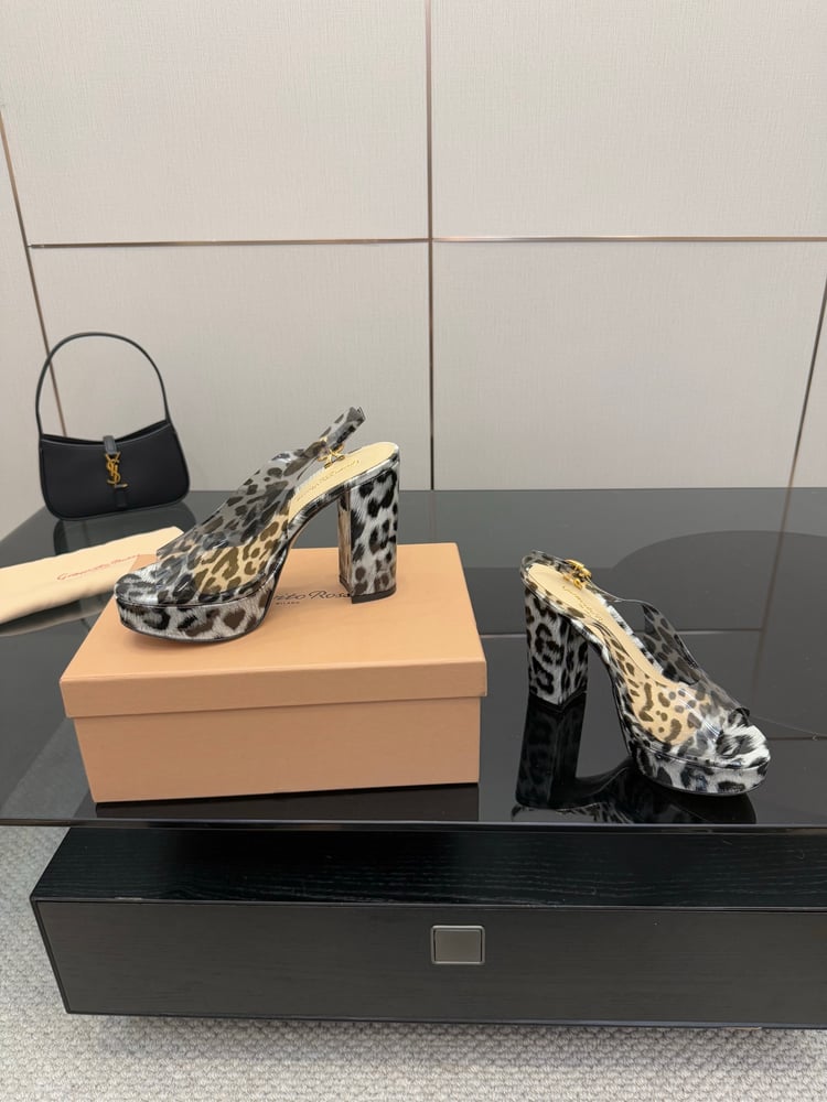صنادل جديدة من Gianvito Rossi