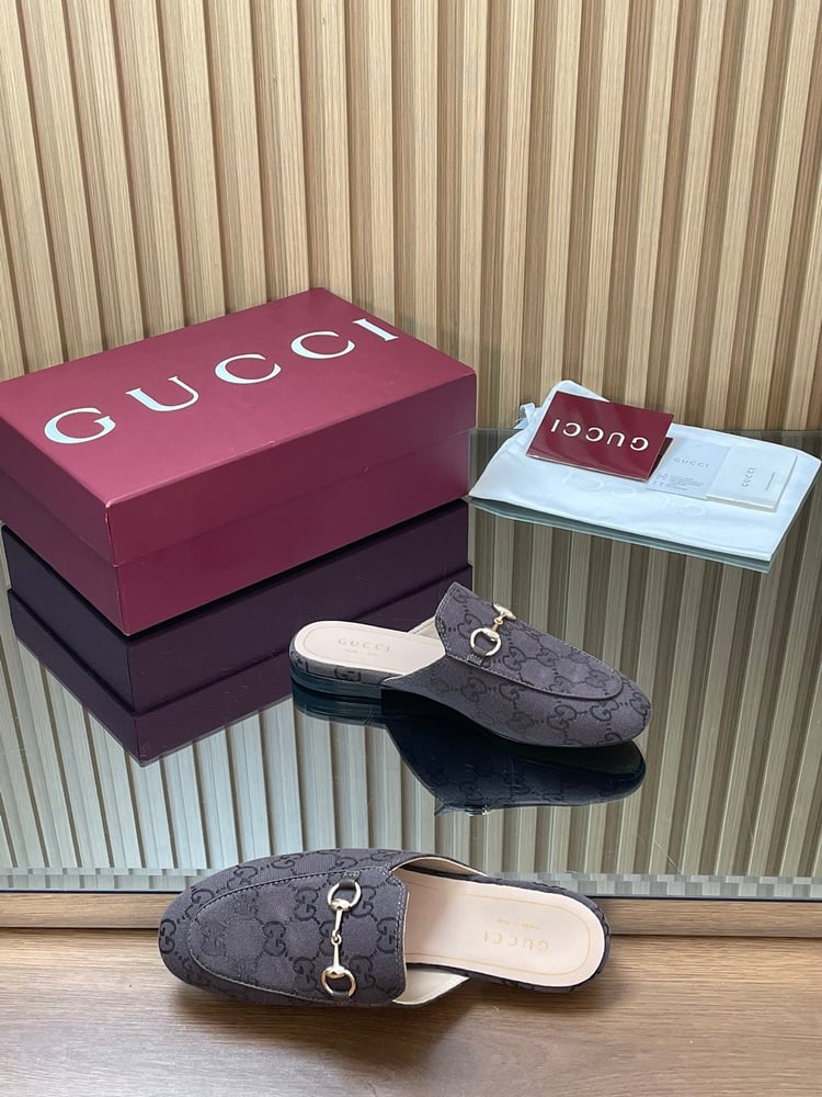 حذاء غوتشي النسائي ذو تصميم لجام الحصان، مصنوع من قماش GG Supreme باللون الأزرق