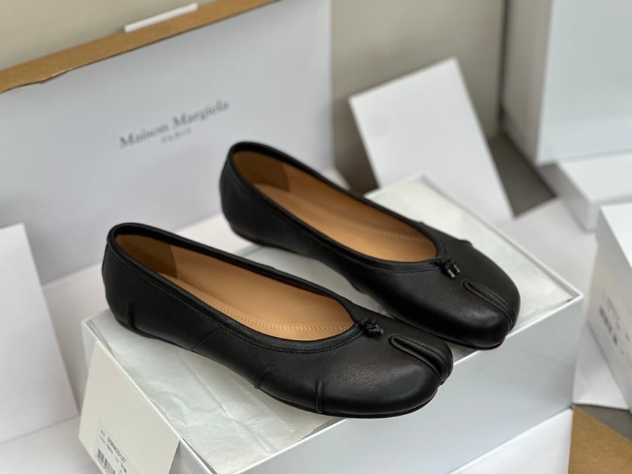 أحذية الباليه المسطحة ذات الكعب المتوسط ​​والمطوية من Maison Margiela بلون اسود