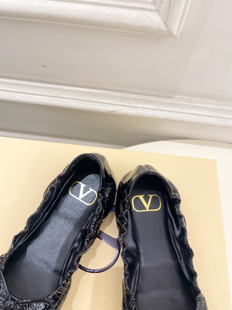 حذاء باليه مسطح من Valentino VT Bow باللون الأسود