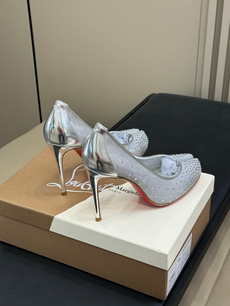 حذاء مسطح من Maison Margiela x Christian Louboutin Tabi باللون الفضي