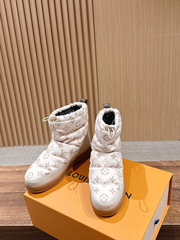 حذاء رياضي أبيض برباط من لويس فويتون طراز LV Cloud، بتصميم بوت للكاحل