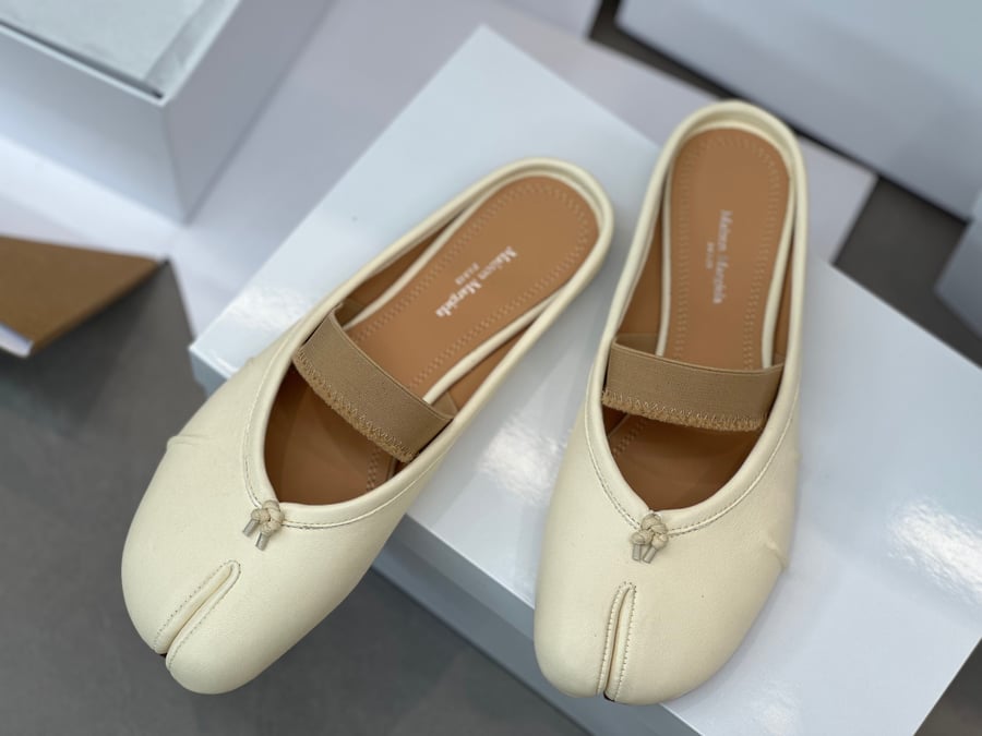 أحذية الباليه المسطحة ذات الكعب المتوسط ​​والمطوية من Maison Margiela بلون ابيض