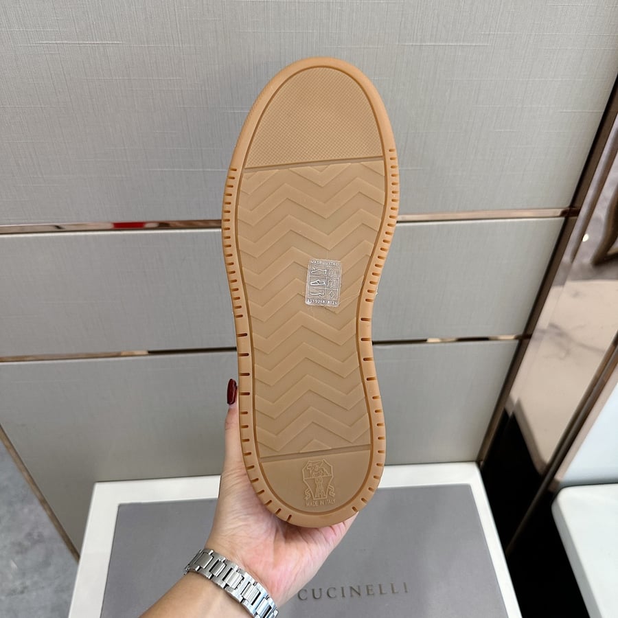 حذاء رياضي رجالي من Brunello Cucinelli مصنوع من جلد العجل السويدي باللونين الأبيض والأحمر