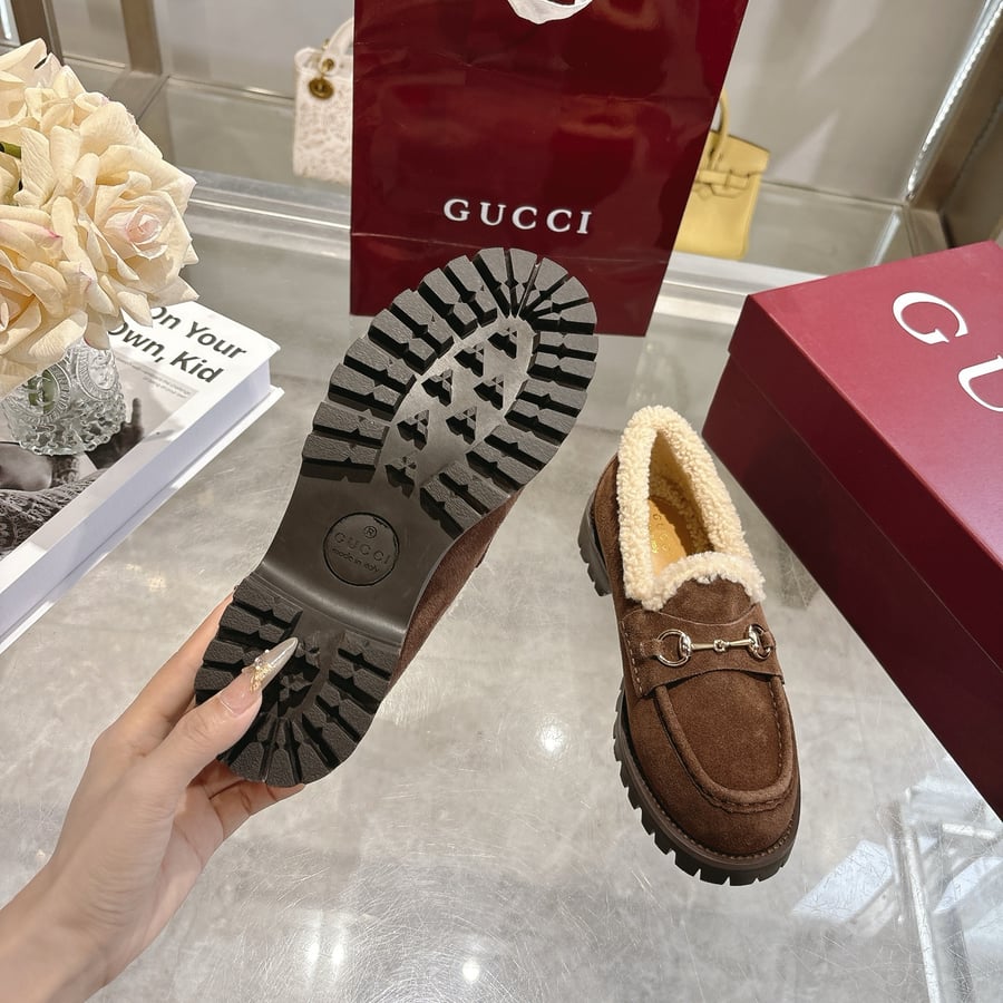 حذاء غوتشي سيلك من جلد الغزال مزين بفرو الشيرلينغ باللون البني الداكن