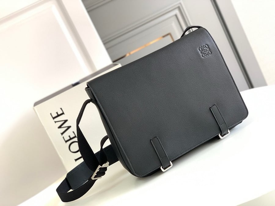 حقيبة LOEWE Xs العسكرية للمراسلين باللون الرمادي